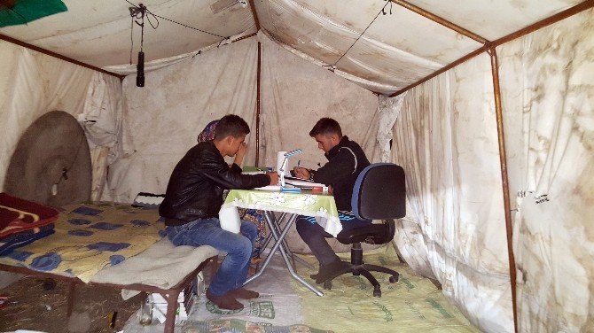 Tarlaya Kurdukları “Kpss Çadırı”nda Sınava Hazırlanıyorlar