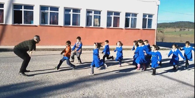 Öğrenciler, Öğretmenleri İçin Klip Çektiler