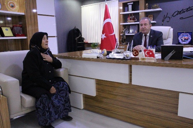 Lazlı Nineden Başkan Şahiner’e Teşekkür Ziyareti