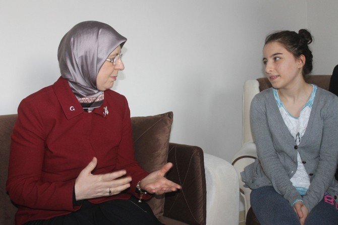 Bakan Ramazanoğlu Valiliğin Eve Yerleştirdiği Aileyi Ziyaret Etti