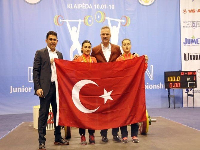 Halterde Madalya Yağmuru