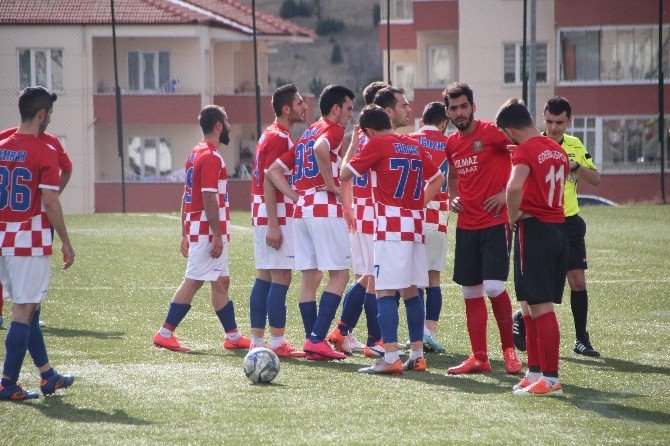 Maçın 90’ıncı Dakikasında Futbol Sahası Boks Ringine Döndü