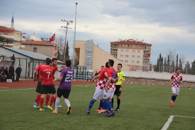 Maçın 90’ıncı Dakikasında Futbol Sahası Boks Ringine Döndü