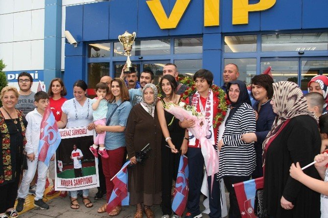 Şampiyon Boksör Busenaz Sürmeneli Çiçeklerle Karşılandı