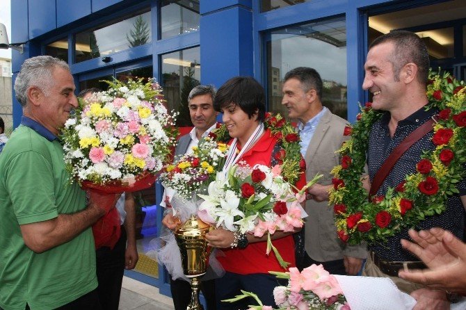 Şampiyon Boksör Busenaz Sürmeneli Çiçeklerle Karşılandı