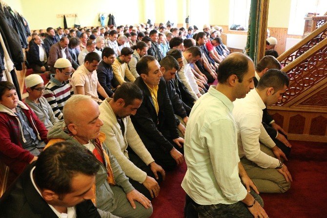 Macaristan’da Coşkulu Bayram Namazı