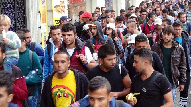 Budapeşte Doğu Garı’nda Bin Kişilik Yeni Bir Mülteci Grubu, Avusturya’ya Doğru Yürüyerek Yola Çıktı