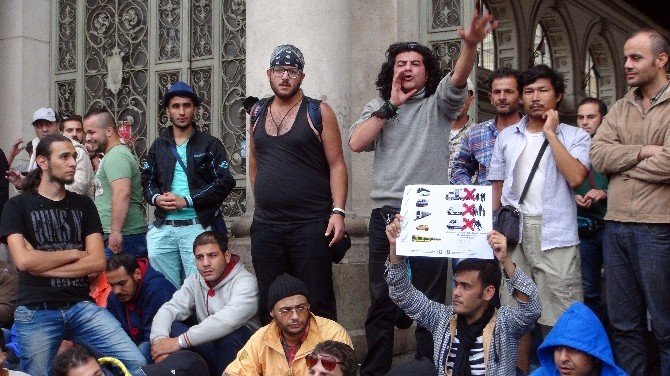 Budapeşte Doğu Garı’nda Bin Kişilik Yeni Bir Mülteci Grubu, Avusturya’ya Doğru Yürüyerek Yola Çıktı