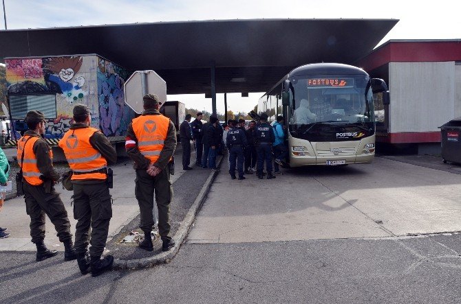Sığınmacılar Çoluk Çocuklarıyla Sınır Kapılarında