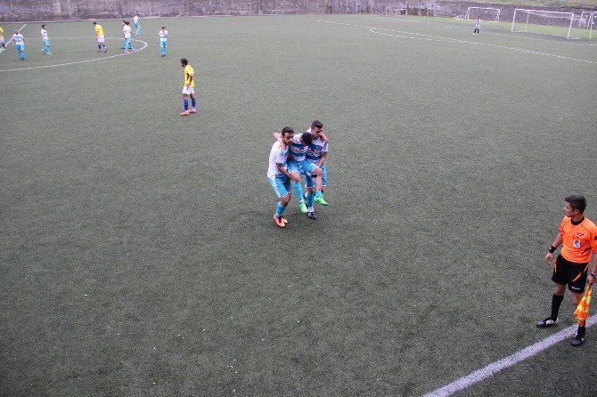 Sakatlanan Futbolcu Sahadan Arkadaşlarının Omuzunda Çıktı