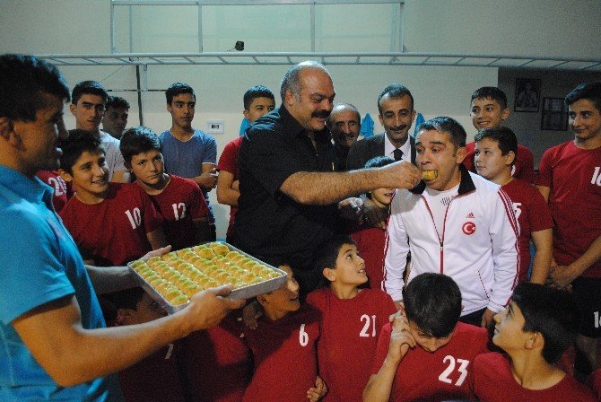 Şampiyondan Minik Güreşçilere ‘El Ense’ Tüyosu