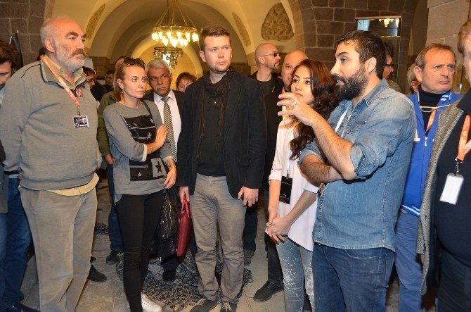Film Festivalinin Konukları Ünlü Tasarımcının Sergisini Gezdi