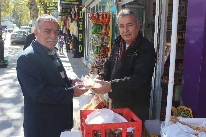 Ak Parti’nin Seçim Zaferini Kavurmalı Pide Dağıtarak Kutladı