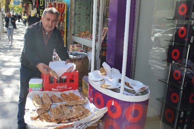 Ak Parti’nin Seçim Zaferini Kavurmalı Pide Dağıtarak Kutladı
