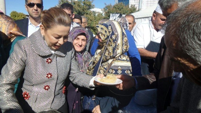 İş Adamı Seçim Sonuçlarını Helva Dağıtarak Kutladı