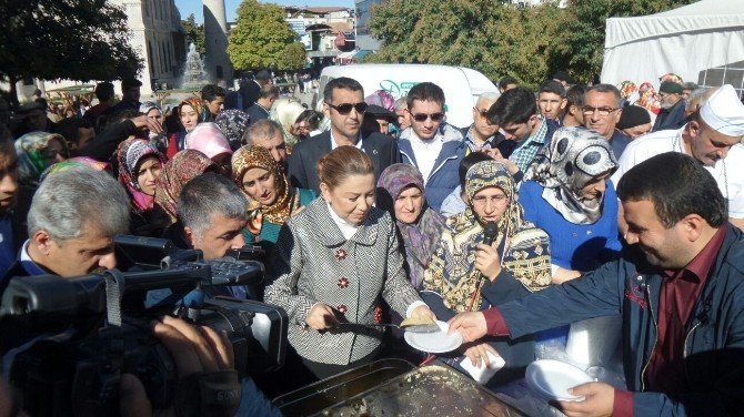 İş Adamı Seçim Sonuçlarını Helva Dağıtarak Kutladı