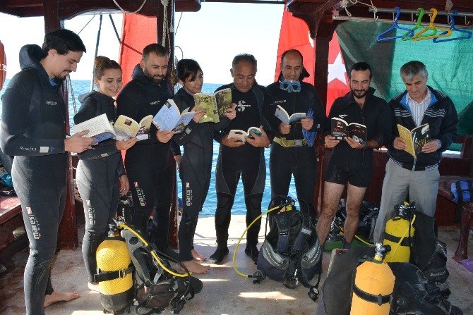 Su Altı Müzesinde Kitap Okudular