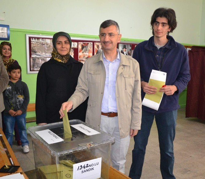 Vali Bektaş, Oyunu Gazi İlkokulu’nda Kullandı
