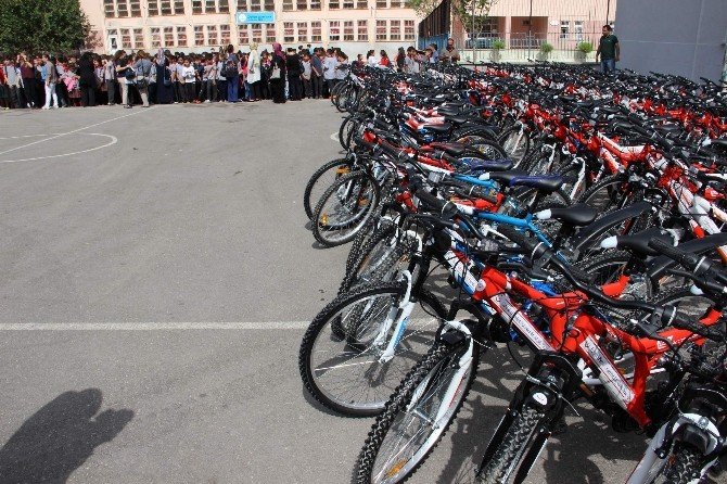 Manisa’da 230 Öğrenciye Bisiklet Dağıtıldı
