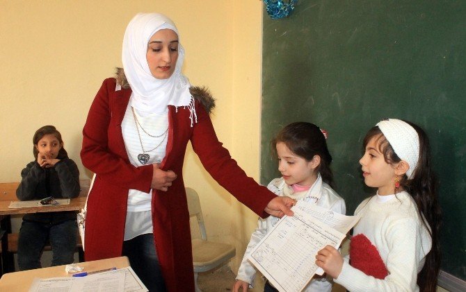Mülteci Öğrencilerin Karne Sevinci