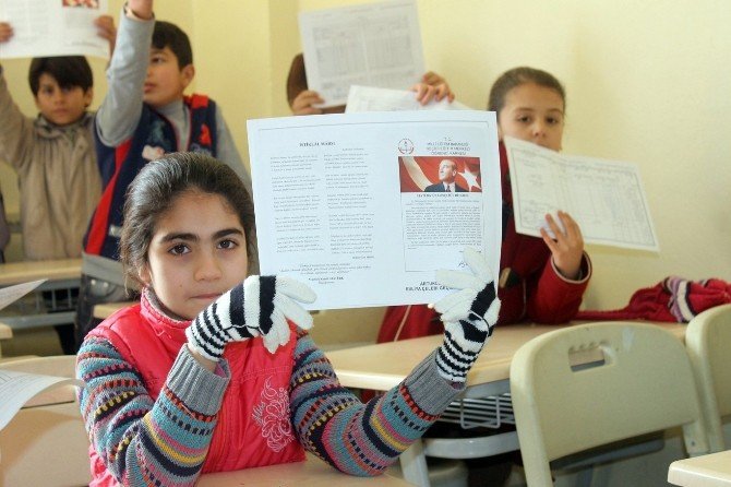 Mülteci Öğrencilerin Karne Sevinci