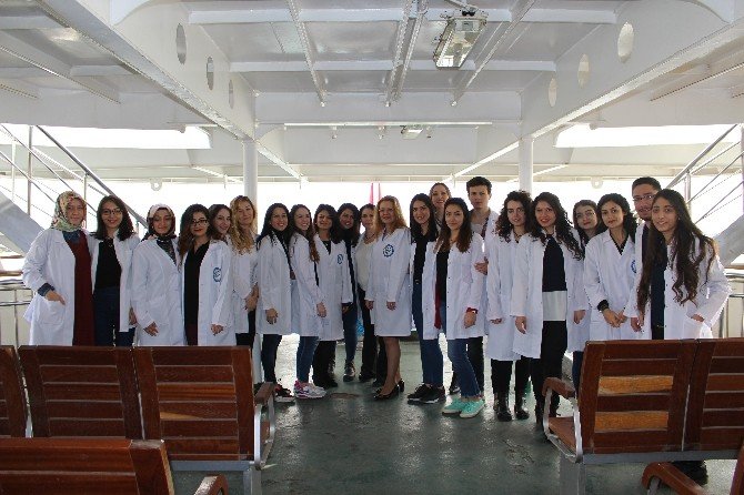 Marmara Üniversitesi Öğrencilerinden Vapurda, ’Antibiyotik’ Bilinçlendirmesi