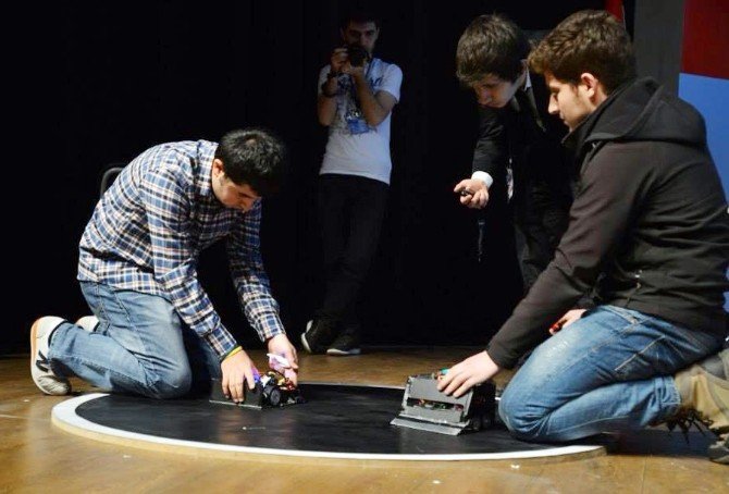Marmara Üniversite Öğrencileri Robotlarıyla Dereceye Girdi