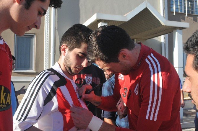 Sivasspor Taraftarlarından Futbolculara Yoğun İlgi