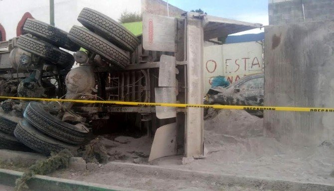 Meksika’da Kamyon Dini Tören Yapanların Arasına Daldı