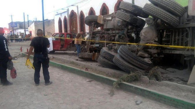 Meksika’da Kamyon Dini Tören Yapanların Arasına Daldı