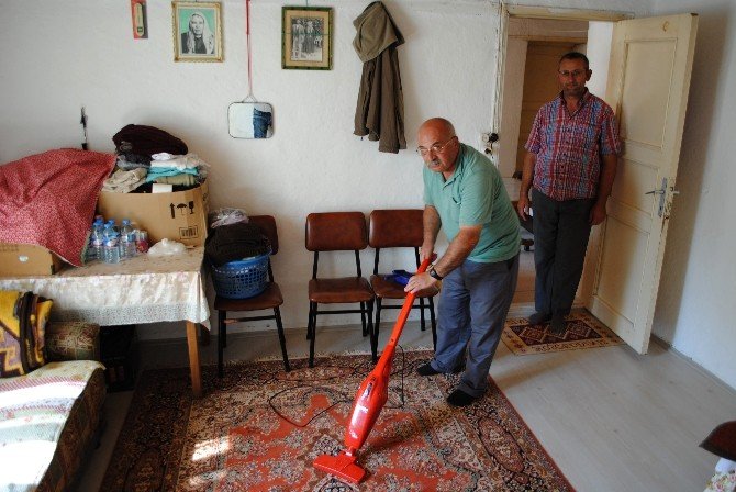 Bu Köyde Bayram Temizliğini Erkekler Yaptı