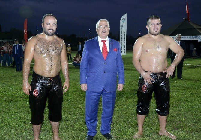 Pehlivanlar Altın Kemer İçin Güreşti