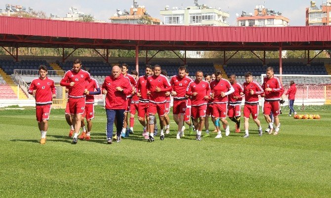 Ümit Özat: "Takımın Ligde Kalacağına İnanmayan Bizden Uzak Dursun"