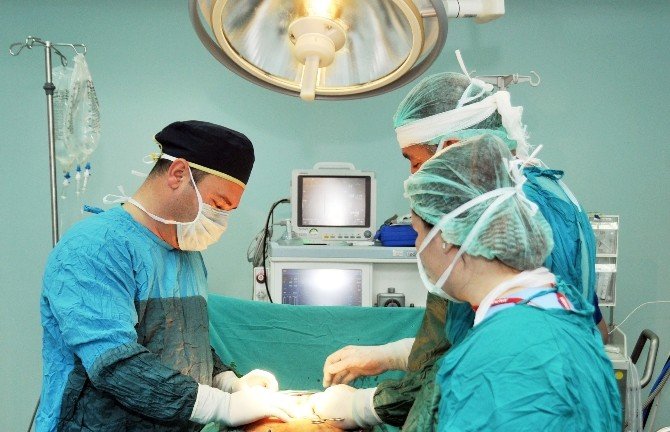 Kanser Hastası Kadına Bağırsaktan Mesane