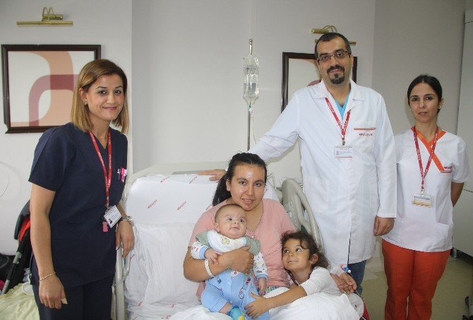 Bebekten Anneye ‘Taş’ Hediyesi