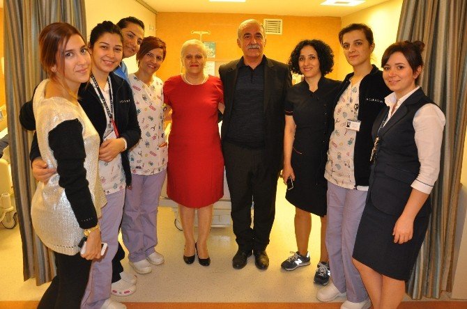 Kanseri Yendi, Evlilik Yıl Dönümünü Kutladı