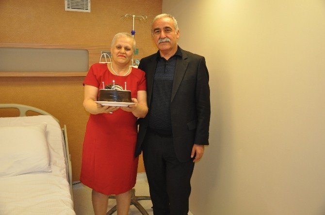 Kanseri Yendi, Evlilik Yıl Dönümünü Kutladı