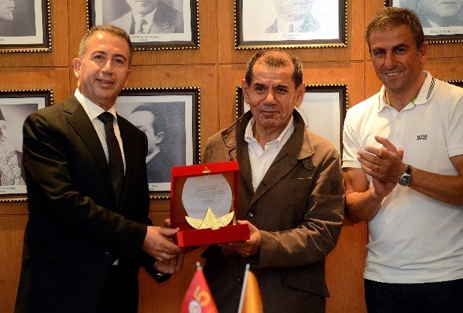 Dursun Özbek’ten Gsyiad Üyelerine Plaket