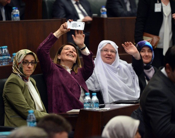 Davutoğlu’na Kur’an-ı Kerim Hediye Eden Kadın Belediye Başkanı İlgi Odağı Oldu
