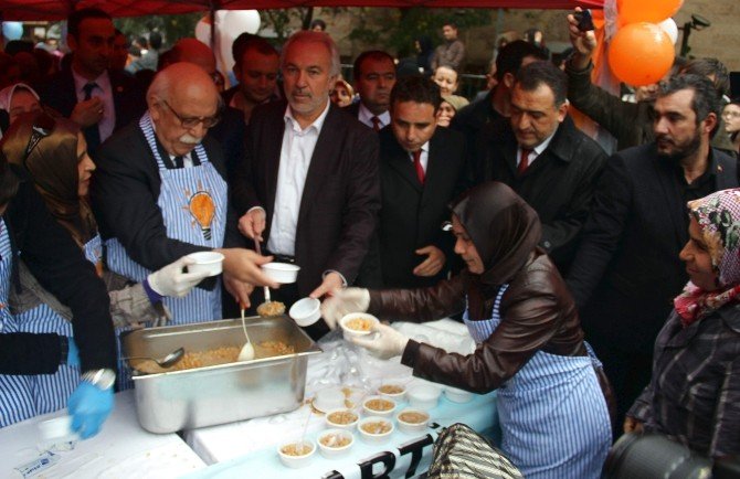 Bakan Avcı, Kütahya’da Aşure Dağıttı, Esnafı Ziyaret Etti
