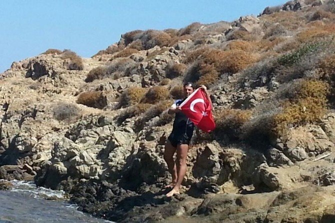 Milli Yüzücü Yunan Adasında Türk Bayrağı Açtı