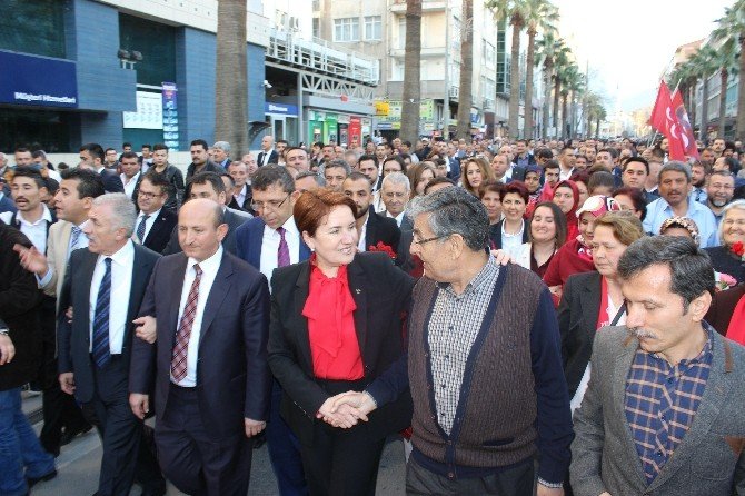 Mhp’li Akşener Vatandaşlarla Yürüdü