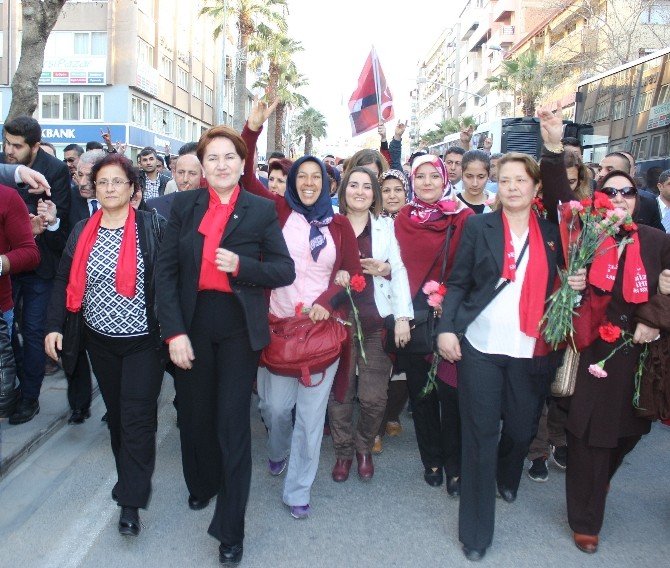 Mhp’li Akşener Vatandaşlarla Yürüdü
