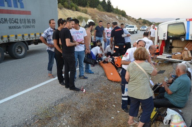 Minibüs Otomobile Çarptı: 9 Yaralı