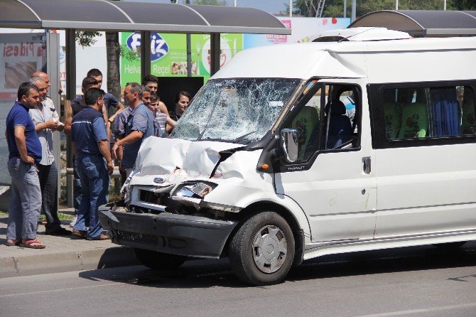 Minibüs Tır’a Çarptı: 1 Yaralı