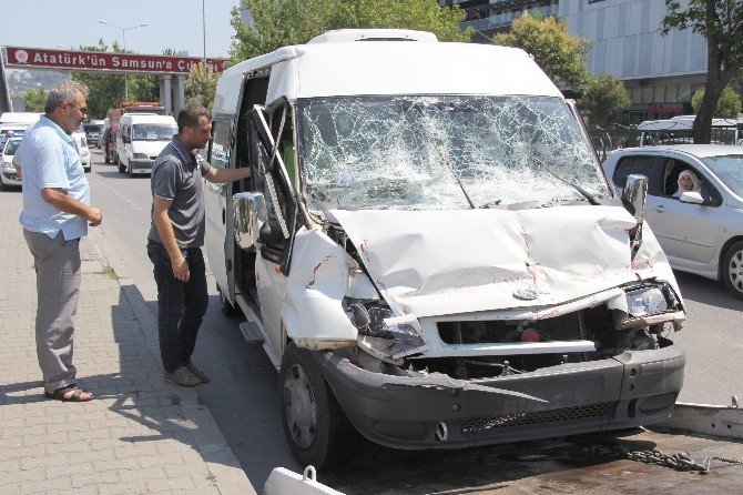 Minibüs Tır’a Çarptı: 1 Yaralı
