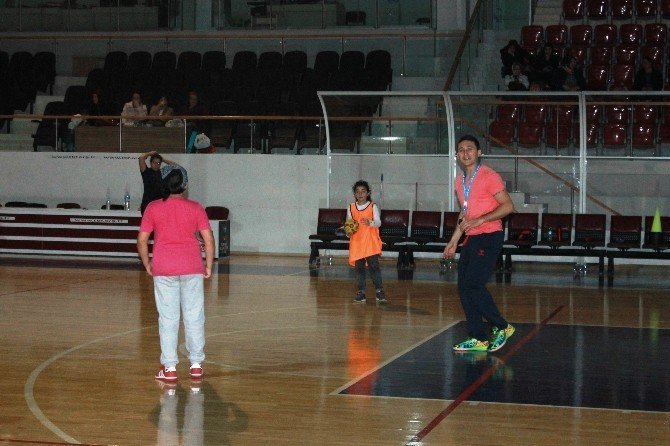 Yalova’da "Minik Eller Hentbolda" Projesi Başladı