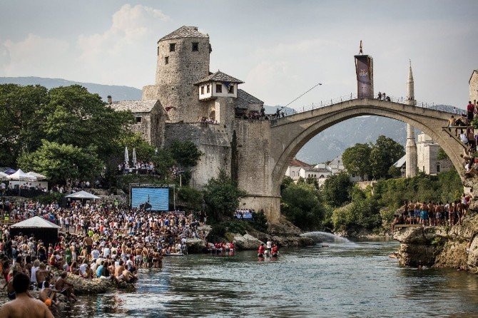 Tarihi Mostar Köprüsünden Nefes Kesen Atlayışlar