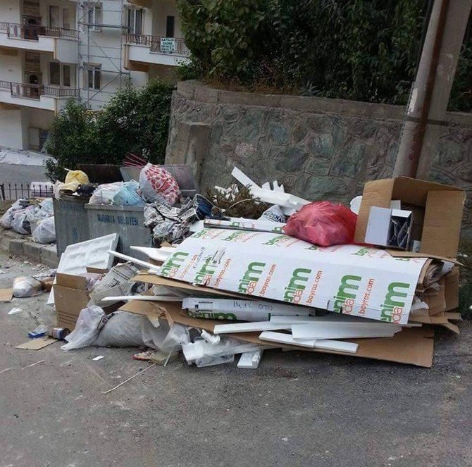 Belediye Çöpleri Toplamadı Mudanya’nın Sokakları Çöplüğe Döndü