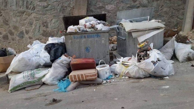 Belediye Çöpleri Toplamadı Mudanya’nın Sokakları Çöplüğe Döndü